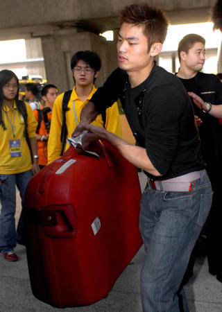 图文：中国羽毛球队抵达香港