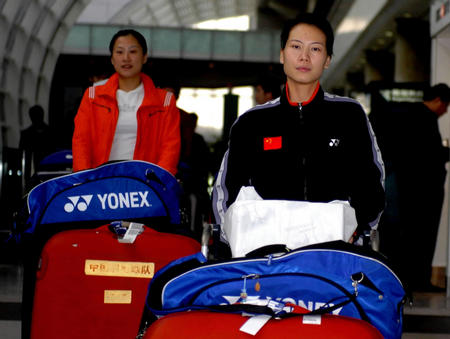 图文：中国羽毛球队抵达香港