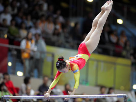 图文:体操女团中国夺冠 中国选手比赛高低杠