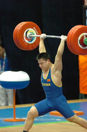图文:举重中国夺三金 男子77公斤级庐长亮夺冠