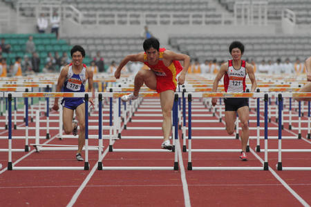 图文:刘翔摘得男子110米栏金牌 冲向终点