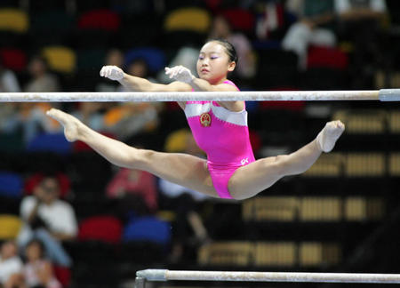 图文东亚运体操比赛落幕李娅在高低杠比赛中
