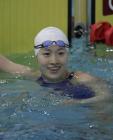图文：夺得女子50米蛙泳冠军 罗雪娟在比赛中