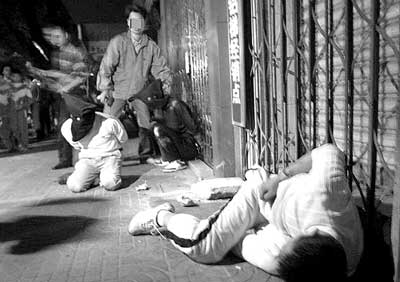 民警昼夜伏击打掉"拍头团伙" 现场抓获3名劫匪(图)