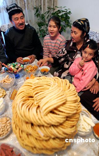图:新疆穆斯林民众欢度开斋节
