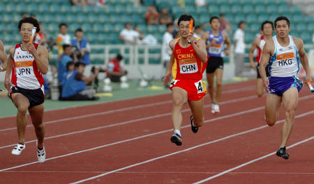 图文:男子4x100米接力中国第三 胡凯在比赛中