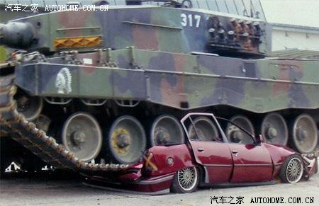 另类碰撞试验 难得一见坦克狂压汽车(图)