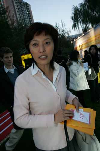 图文:国际奥委会驻北京办事处李红在签到现场