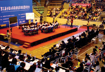 2000名小学英语教师在苏州市体育馆观摩