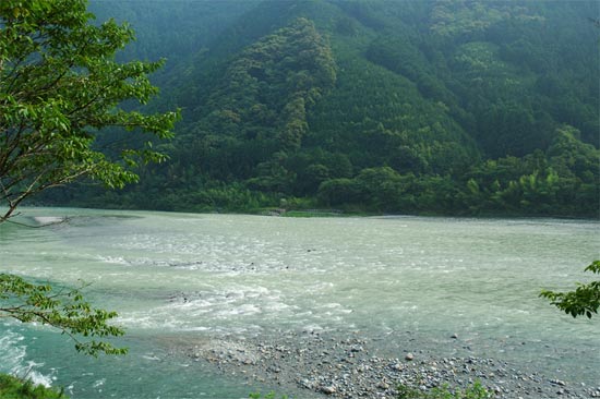 湾,一年325天下雨.