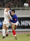 图文：中国0-2塞黑 谢晖与塞黑队球员争抢