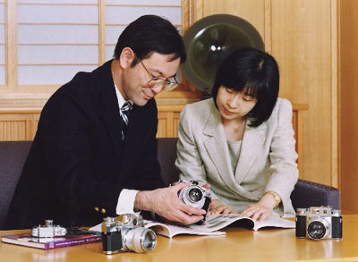 组图:纪宫公主和未婚夫黑田庆树摆弄相机照片