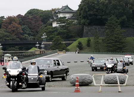 图文:日本公主大婚 重警护卫