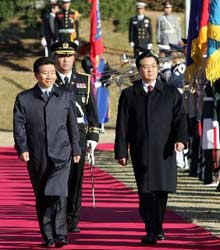 卢武铉举行仪式欢迎胡锦涛访问韩国