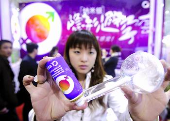 我在我妈房间里看到一联避孕套,我妈离婚很久了.怎么会有呢