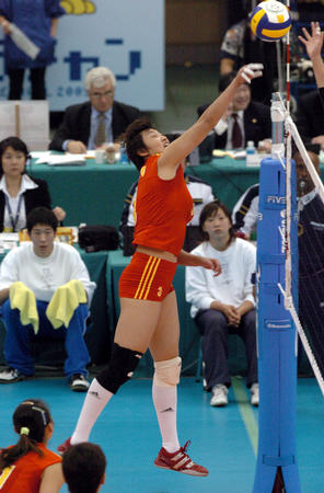 图文:中国女排击败日本女排 杨昊在比赛中进攻