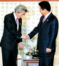 APEC峰会:小泉遭卢武铉狠狠数落