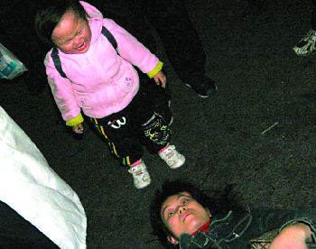 众人急救昏迷女组图