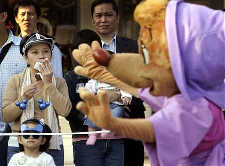 菲律宾总统阿罗约与家人游香港迪斯尼乐园(图