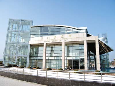 本月26日,江门市旅游文化节开幕的同时,江门美术馆也正式开馆迎客.