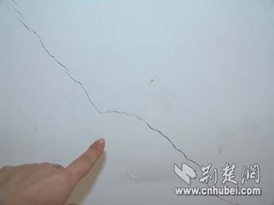 江西发生地震湖北有震感 部分建筑墙面破裂(图