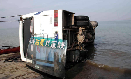甘肃刘家峡客车落水7人死 客车被打捞上岸(图)