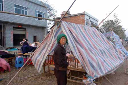 图文:江西九江瑞昌发生地震 村民在外避难