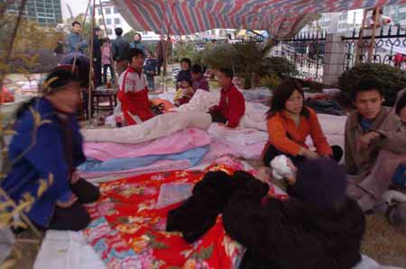 组图:江西九江瑞昌发生地震 受灾村民在外避难