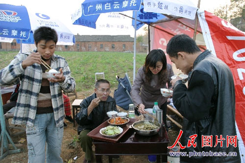 江西九江地震灾后市民生活井然有序(11)(图)