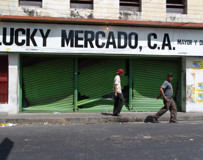 委内瑞拉商铺哄抢事件始末:形势不容乐观(图)