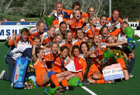 图文:荷兰女曲夺冠 荷兰队员比赛后合影