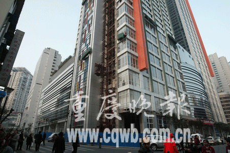 国贸中心人去楼空   在国贸中心和金鹰女人街佛罗莎商场之间