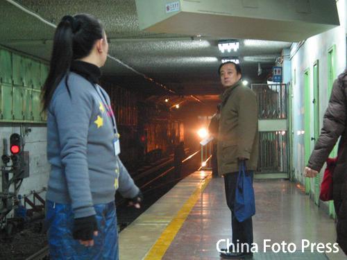 北京地铁2号线停运 男子违反规定进隧道被撞