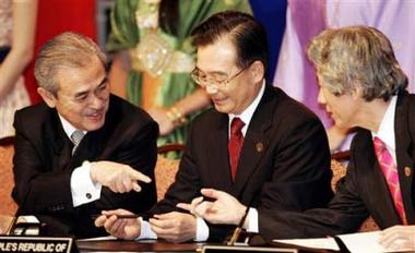 东亚领袖签署吉隆坡宣言 小泉刻意向温家宝借笔
