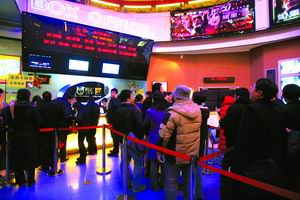 在北京华星影院,出现了观众排队买票看《无极》的情景