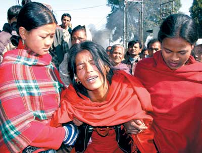 尼泊尔士兵醉酒枪杀11平民 首都万人大抗议(图