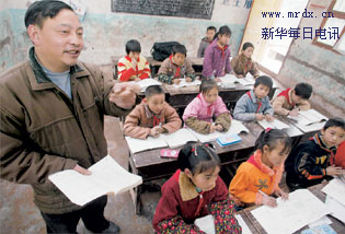 重庆市开县郭家镇北斗村小学老师刘念友在给孩子们上课(12月10日摄)