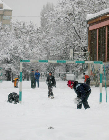 保加利亚遭暴雪袭击 儿童们在雪地里玩耍(图)