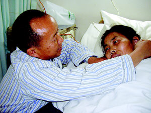 患难夫妻真情感人.通讯员杨梦鹰摄