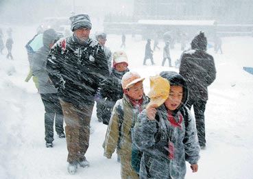 顶风冒雪上学路. 姚威 摄