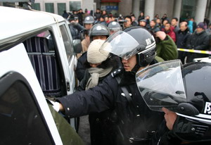 6名票贩子被公开处理举报倒票团伙有重奖(图)