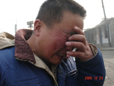 文档v文档凶手被卡车发誓寻找撞死大哭儿子(图)WPS教程封面父亲图片
