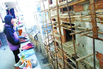 该违法建筑与第一师范宿舍的距离只有五米多.图片