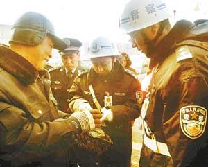 省市公安部门在沈继续进行查假警服行动首日上街"扒"了187个假警服(图