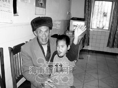 小孩走丢引出一段感人的收养故事八旬老汉拾来痴呆儿六年辛苦养大