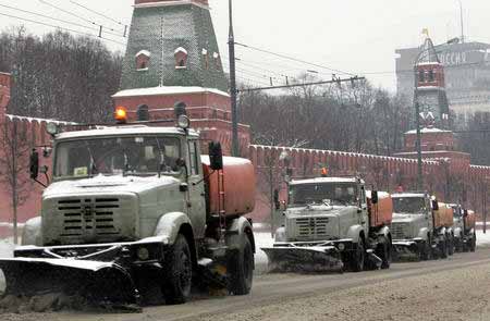 莫斯科迎最大降雪 6000多辆铲雪车上路清雪(图