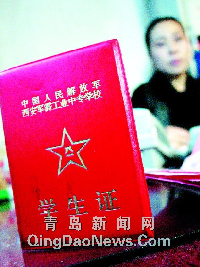 3、柳州初中毕业证封面是不是红色：毕业证和学位证封面有颜色规定吗？ 
