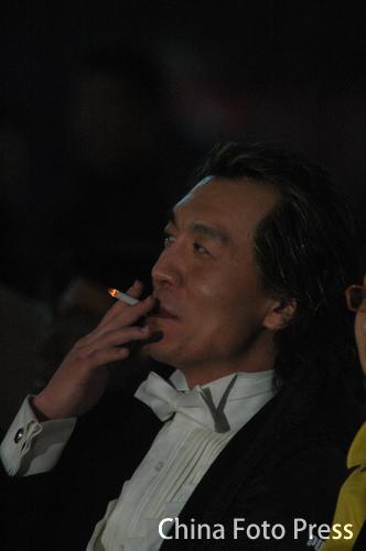 组图：央视著名主持人李咏公众场合当众抽烟