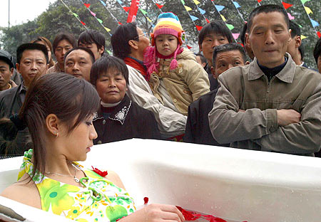 名字当街洗澡搞v名字(美女)组图格斗美女图片