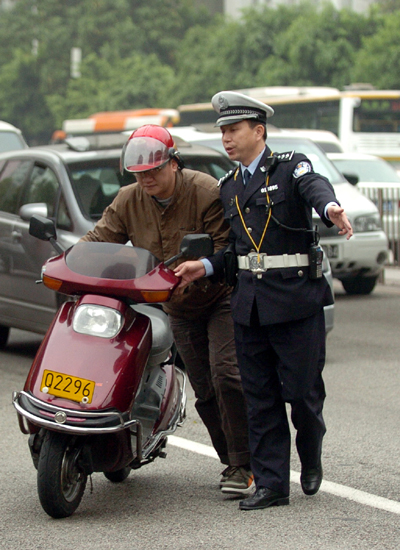 全线禁摩首个上班高峰日 东风路车顺人和(图)